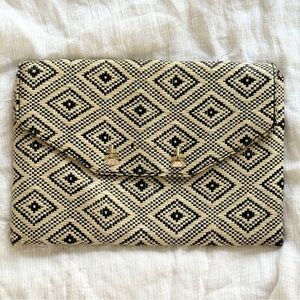 Women’s Stella & Dot Woven Raffia Clutch Purse- Black & Tan Geometric pattern.